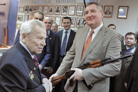 El vice primer ministro ruso, Dmitri Rogozin (a la derecha) junto con Mijaíl Kaláshnikov. Fuente: Ruslán Krivobok / Ria Novosti